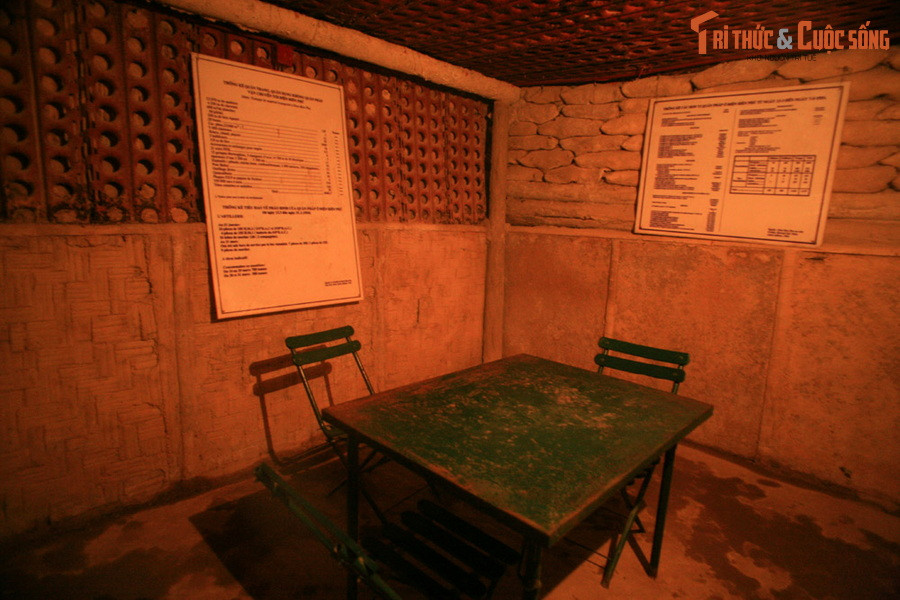 Trần hầm làm bằng các tấm thép lá ghép liền nhau rất chắc chắn. Vào thời điểm diễn ra chiến dịch Điện Biên Phủ, các phòng trong hầm được trang bị đầy đủ các thiết bị liên lạc, vũ khí tối tân.