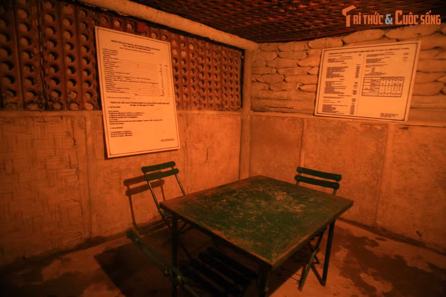 Trần hầm làm bằng các tấm thép lá ghép liền nhau rất chắc chắn. Vào thời điểm diễn ra chiến dịch Điện Biên Phủ, các phòng trong hầm được trang bị đầy đủ các thiết bị liên lạc, vũ khí tối tân.