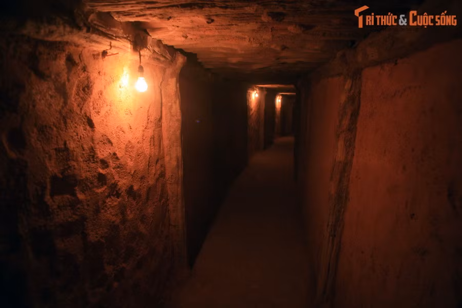 Căn hầm này do một trung đội công binh thực hiện trong 28 ngày đêm bằng những dụng cụ thô sơ như cuốc, xẻng. Đặc biệt, do không có những công cụ chính xác, các chiến sĩ đã lấy dây rừng làm thước đo khi thi công.