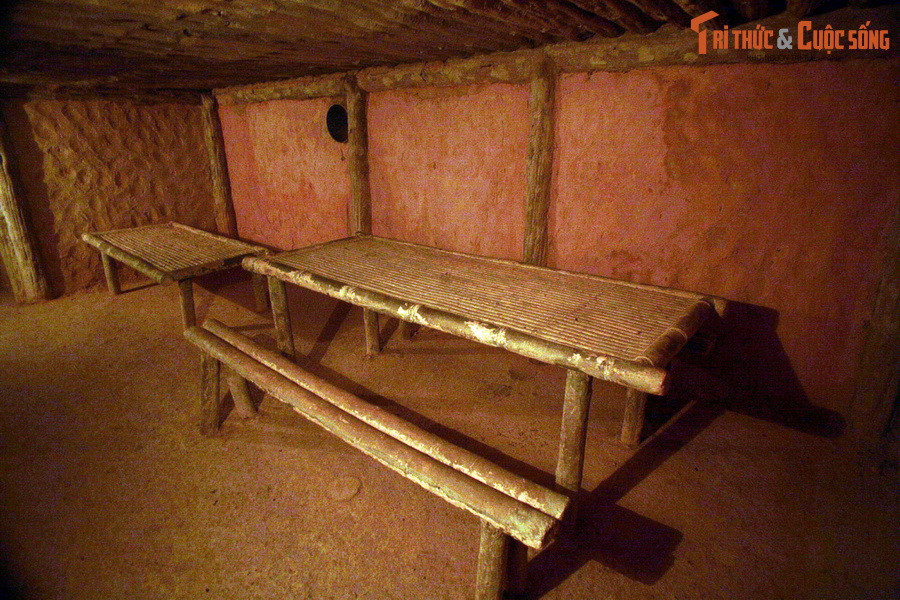 Đường hầm có tổng chiều dài dài 69 mét, rộng khoảng 1 mét, cao 1,7 mét, trần được đỡ bởi những thanh tre, gỗ. Giữa đường hầm có một phòng họp diện tích 18 mét vuông. Đây là nơi đã tổ chức nhiều cuộc họp quan trọng của Sở chỉ huy chiến dịch Điện Biên Phủ.