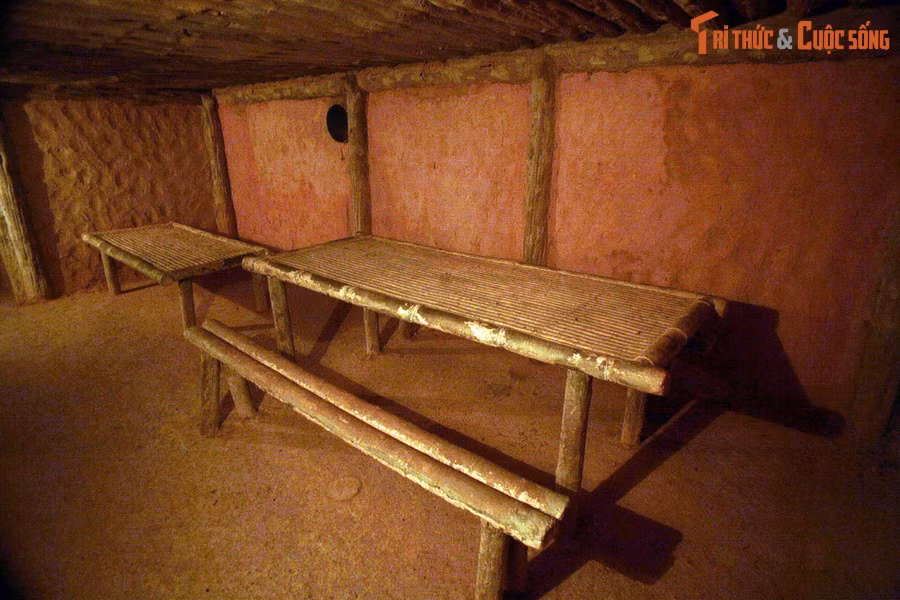 Đường hầm có tổng chiều dài dài 69 mét, rộng khoảng 1 mét, cao 1,7 mét, trần được đỡ bởi những thanh tre, gỗ. Giữa đường hầm có một phòng họp diện tích 18 mét vuông. Đây là nơi đã tổ chức nhiều cuộc họp quan trọng của Sở chỉ huy chiến dịch Điện Biên Phủ.