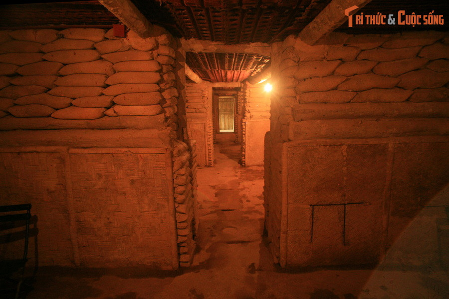 Căn hầm có chiều dài 20 mét, rộng 8 mét, bao gồm 4 gian, là nơi ở, nơi làm việc của tướng de Castries và nhân viên dưới quyền. Các bức tường của thành hầm dày 0,8m, xây bằng vật liệu kiên cố, được gia cố bằng các bao cát và thanh gỗ.