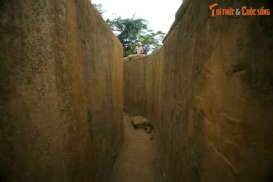 Xung quanh căn hầm là một hệ thống giao thông hào chằng chịt, nối với các cứ điểm khác nhau của quân Pháp ở Điện Biên Phủ. Căn hầm còn được bảo vệ vòng ngoài bằng hệ thống hàng rào dây kẽm gai dày đặc và bốn chiếc xe tăng túc trực.
