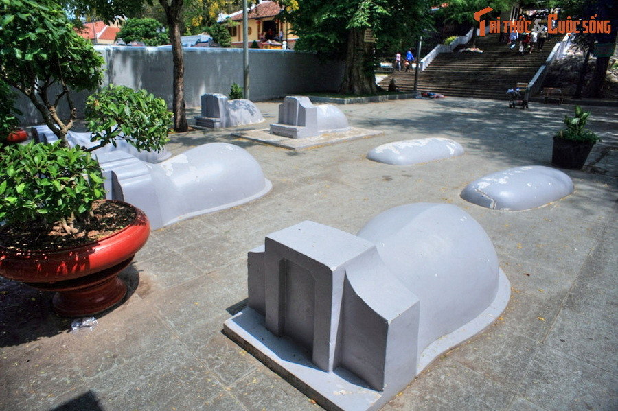 Ngoài ra, trong khuôn viên lăng Thoại Ngọc Hầu còn có trên 50 ngôi mộ vô danh. Đa số là hài cốt nằm dưới mộ là của những người đã bỏ mình trong lúc đào kênh Vĩnh Tế được tướng Thoại Ngọc Hầu cho quy tập về.