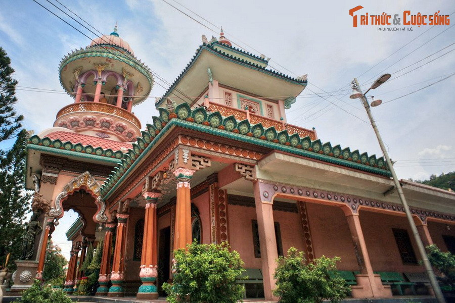 Điểm ấn tượng nhất của chùa là chính điện với ngôi tháp chính có nóc tròn hình củ hành, giống những đền chùa ở Ấn Độ.