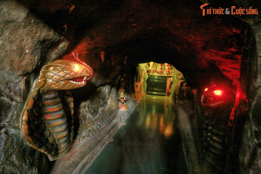 Theo đó, vào thế kỷ 19, một nữ Phật tử tên là Lê Thị Thơ lên núi lập am tu khi còn rất trẻ. Kề bên am tu có một hang sâu, là nơi cu ngụ của đôi mãng xà to lớn dị thường. Khi nghe tiếng đọc kinh, chúng thường đến nằm im lắng nghe...