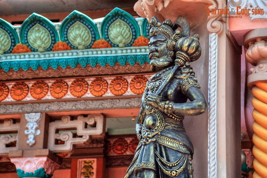 Bốn cột tháp ở tầng dưới có các tượng hộ pháp được tạo hình theo phong cách Ấn Độ. Chân cột, đầu cột, phù điêu và các hoa văn trang trí trên tường cũng được tạo hình giống với phong cách đặc trưng của xứ cà ri.