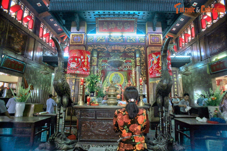 Chính điện của miếu là nơi thờ tượng Bà Chúa Xứ. Theo nhà khảo cổ học người Pháp Malleret, bức tượng này thuộc loại tượng thần Vishnu (nam thần), có niên đại vào cuối thế kỷ 6, có thể đã được tạo tác bởi các cư dân thuộc nền văn hóa Óc Eo.