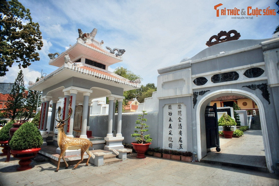 Đây là một khối kiến trúc to lớn nhưng hài hòa. Muốn lên lăng, phải qua chín bậc đá ong dài trên trăm mét, rồi mới đến sân. Tiếp đến là vòng thành và hai cổng vào lăng hình bán nguyệt.