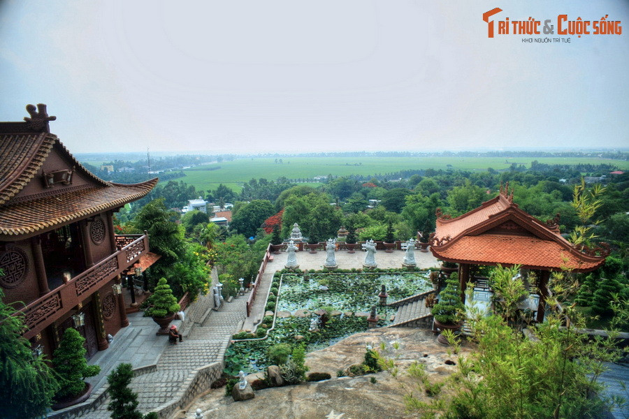 Bên trong chùa có hai hang núi, trong đó có một hang gắn với câu chuyện về cặp mãng xà quy y Phật pháp. Cả hai hang này đã được sửa chữa và mở rộng để làm nơi thờ Phật.