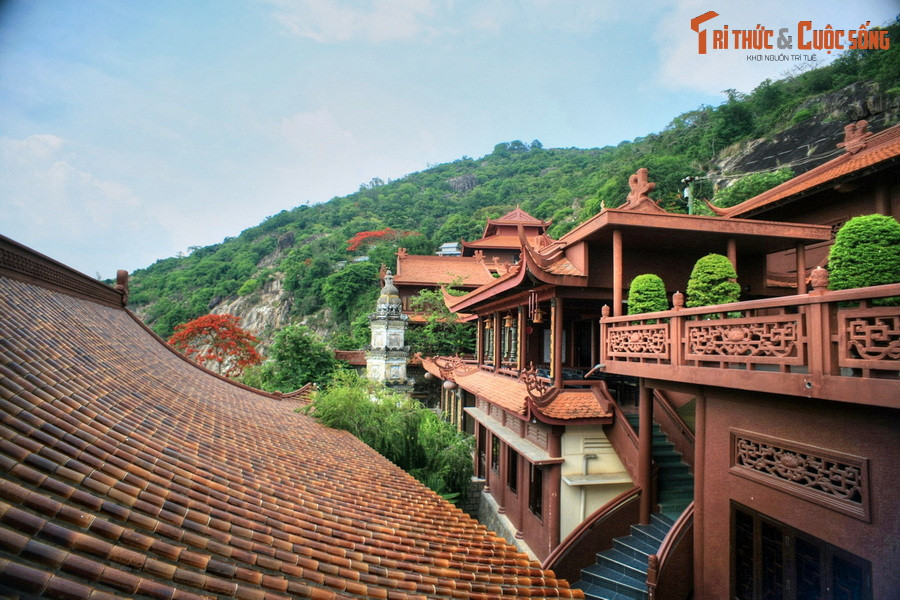 2. Nằm trên sườn phía Tây của núi Sam, chùa Phước Điền hay chùa Hang An Giang là một thắng cảnh nổi tiếng của miền Tây Nam Bộ. Chùa hình thành từ khoảng năm 1840–1850, gắn với một giai thoại huyền bí được người dân địa phương lưu truyền.