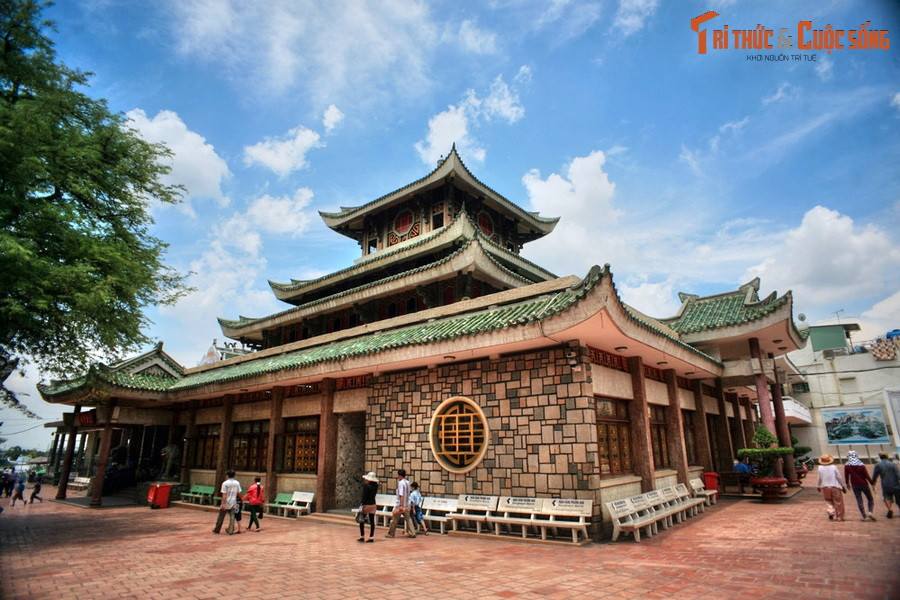 Ban đầu miếu được cất đơn sơ bằng tre lá, đến năm 1870, ngôi miếu được xây dựng lại bằng gạch hồ ô dước. Năm 1976, miếu trải qua đợt tái thiết lớn theo thiết kế của các kiến trúc sư Huỳnh Kim Mãng, Nguyễn Bá Lăng và có dáng vẻ như hiện nay.