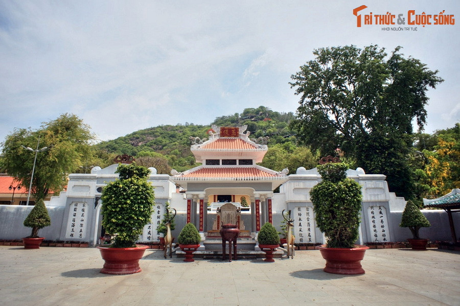 4. Tựa vào chân núi Sam, đối diện miếu Bà Chúa Xứ, lăng mộ danh tướng Thoại Ngọc Hầu (1761-1829) là nơi an nghỉ của một nhân vật lịch sử có công rất lớn trong công cuộc gìn giữ và khai phá vùng đất Tây Nam Bộ.