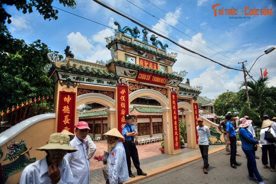 1. Tọa lạc ở phía Bắc chân núi Sam, miếu Bà Chúa Xứ Núi Sam là ngôi miếu nổi tiếng bậc nhất Nam Bộ. Miếu có nguồn gốc từ cách đây khoảng 200 năm, khi một bức tượng được dân địa phương phát hiện và khiêng xuống từ đỉnh núi Sam.