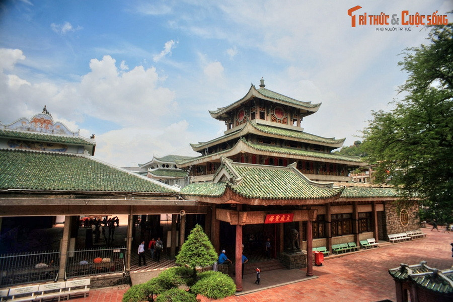 Về tổng thể, kiến trúc miếu có dạng chữ "quốc", hình khối tháp dạng hoa sen nở, mái tam cấp ba tầng lầu, lợp ngói đại ống màu xanh, góc mái vút cao như mũi thuyền đang lướt sóng. Bên trong miếu có võ ca, chánh điện, phòng khách, phòng của Ban quý tế...