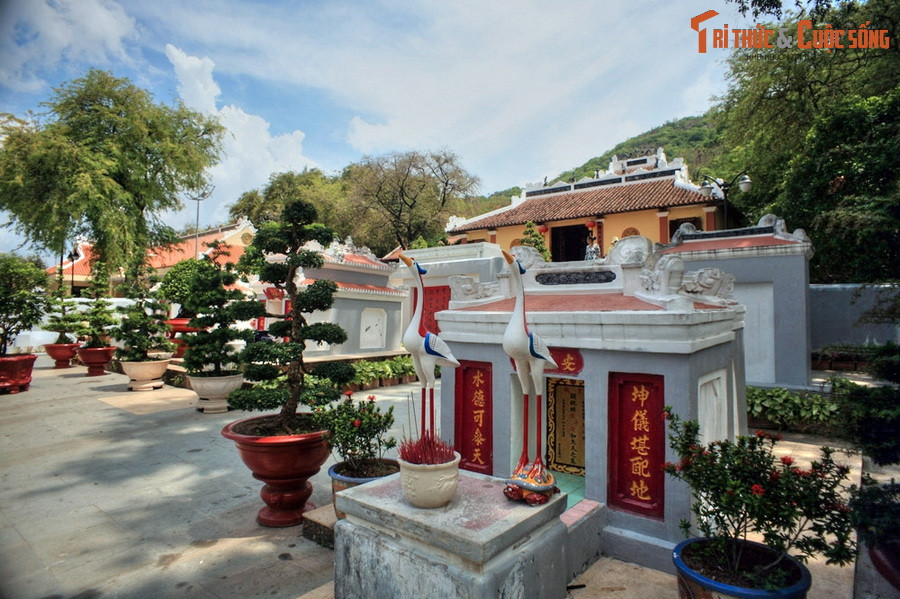 Qua khỏi cổng là ba phần mộ nằm giữa vuông lăng. Mộ phần Thoại Ngọc Hầu nằm giữa, hai bên là mộ bà chính thất Châu Thị Tế và mộ bà thứ thất Trương Thị Miệt. Sau ba ngôi mộ, theo bậc thang lên cao là đền thờ Thoại Ngọc Hầu.