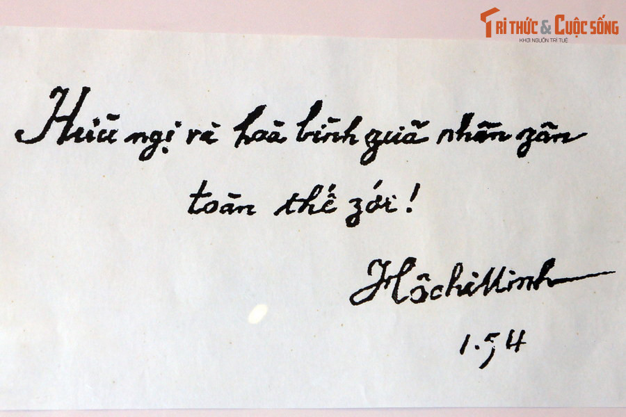 "Hữu nghị và hòa bình giữa nhân dân toàn thế giới!", bút tích của Chủ tịch Hồ Chí Minh tháng 1/1954.