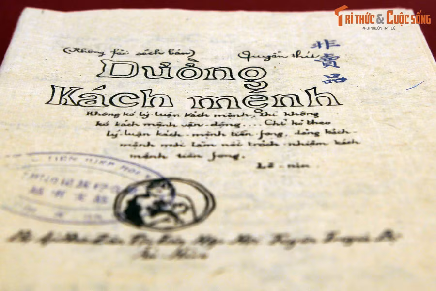 Trang bìa được nhà cách mạng Nguyễn Ái Quốc - Chủ tịch Hồ Chí Minh - viết bằng tay của tác phẩm "Đường Kách Mệnh" xuất bản năm 1927, tác phẩm lý luận cách mạng đầu tiên về con đường cách mạng Việt Nam. (Hình trong bài chụp tại Bảo tàng Hồ Chí Minh, Hà Nội).