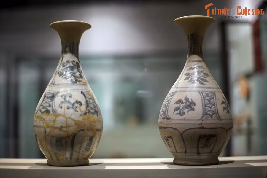 Bên cạnh các vật liệu trang trí kiến trúc, các nhà khảo cổ học đã tìm thấy ở Hoàng thành Thăng Long một lượng lớn đồ gốm tinh xảo được tạo tác vào thời Lê sơ. Ảnh: Hai chiếc bình tỳ bà bằng gốm hoa lam thời Lê sơ.