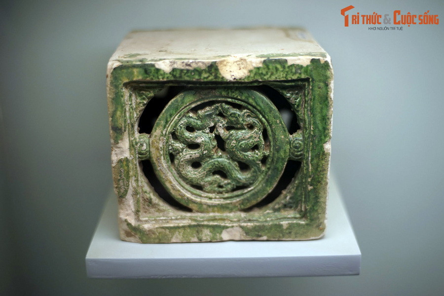 Nhà nước Lê sơ lấy tư tưởng Nho giáo làm nền tảng cho một xã hội được tổ chức chặt chẽ. Luật pháp được xây dựng khá hoàn chỉnh. Các hoạt động kinh tế, buôn bán, văn hóa phát triển khá toàn diện. Ảnh: Gạch hộp, hai mặt trang trí rồng, thời Lê sơ.