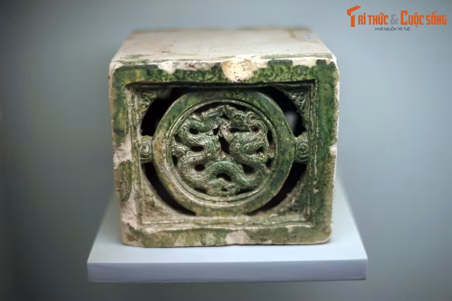 Nhà nước Lê sơ lấy tư tưởng Nho giáo làm nền tảng cho một xã hội được tổ chức chặt chẽ. Luật pháp được xây dựng khá hoàn chỉnh. Các hoạt động kinh tế, buôn bán, văn hóa phát triển khá toàn diện. Ảnh: Gạch hộp, hai mặt trang trí rồng, thời Lê sơ.
