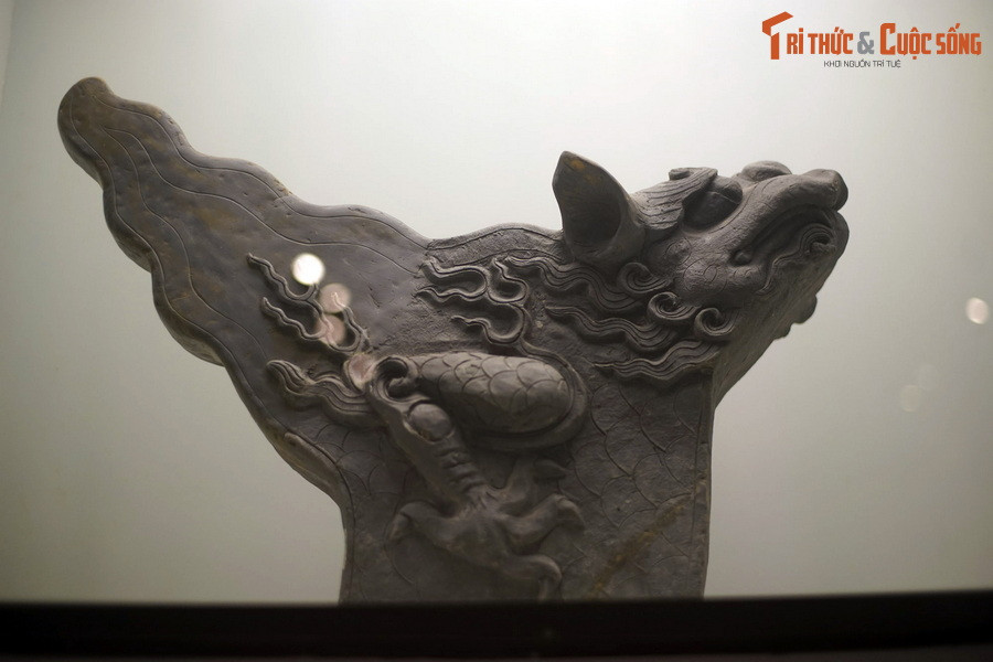 Năm 1428, sau chiến thắng quân Minh, Lê Lợi (Lê Thái Tổ) lên ngôi tại Thăng Long / Đông Đô, đổi tên kinh đô là Đông Kinh. Dưới thời Lê sơ (1428-1527), Đại Việt là một quốc gia hùng mạnh ở khu vực Đông Nam Á. Ảnh: Đầu rồng trang trí góc mái Hoàng thành Thăng Long thời Lê sơ.