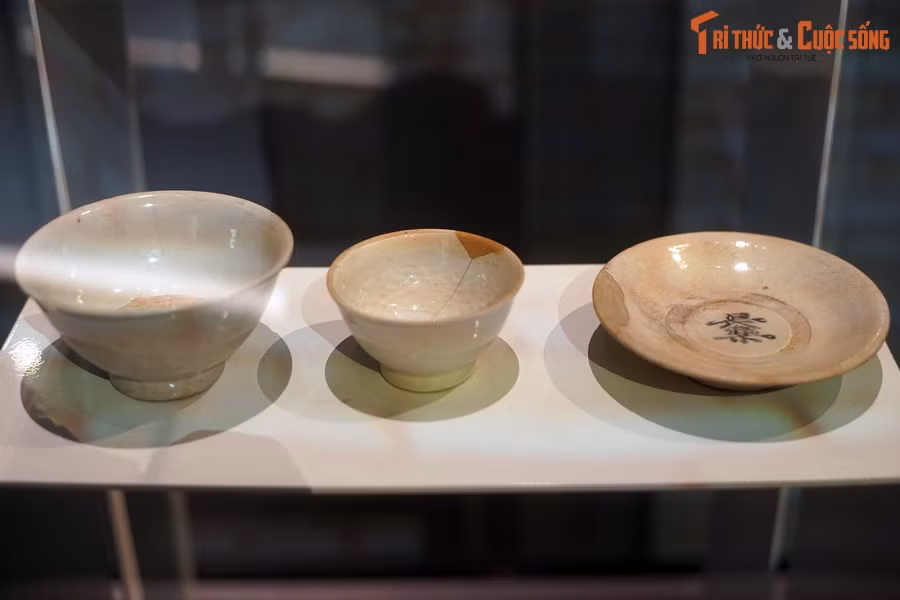 Phát hiện quan trọng khác là bộ sưu tập đồ gốm dùng trong cung Trường Lạc của Thái hoàng Thái hậu Nguyễn Thị Hằng, mẹ vua Lê Hiển Tông, được nhận diện bằng các chữ “Trường Lạc”, “Trường Lạc khố”, “Trường Lạc cung”. Ảnh: Bát đĩa men trắng có chữ Trường Lạc thời Lê sơ.