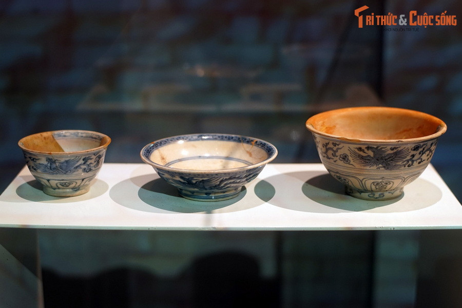 Những đồ gốm cao cấp dùng cho vương hậu trang trí hình chim phượng mà đẳng cấp vượt trội so với đồ gốm thông thường dành cho cung phi hay các tầng lớp người hầu trong cung cấm cũng được tìm thấy. Ảnh: Các loại bát đĩa hoa lam vẽ chim phượng thời Lê sơ.