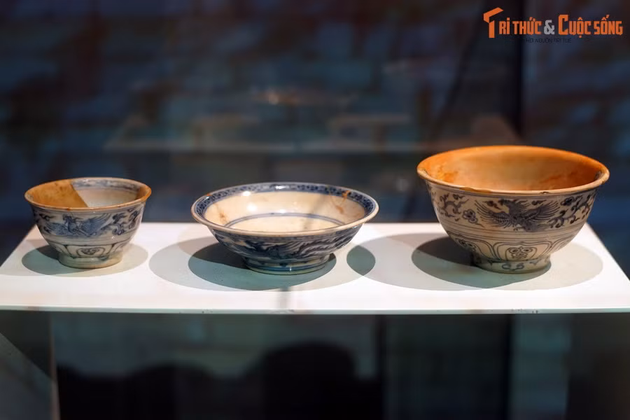 Những đồ gốm cao cấp dùng cho vương hậu trang trí hình chim phượng mà đẳng cấp vượt trội so với đồ gốm thông thường dành cho cung phi hay các tầng lớp người hầu trong cung cấm cũng được tìm thấy. Ảnh: Các loại bát đĩa hoa lam vẽ chim phượng thời Lê sơ.