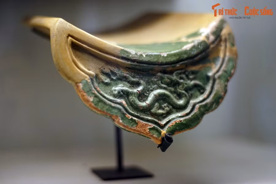 So với các thời kỳ trước, kiến trúc Hoàng thành Thăng Long thời Lê Sơ mang vẻ đẹp khác biệt, thể hiện rõ nhất qua bộ mái được lợp bằng các loại ngói âm dương có màu men xanh, vàng rực rỡ, ở đầu trang trí rồng, hoa cúc. Ảnh: Ngói trích thủy, đầu trang trí rồng, thời Lê sơ.