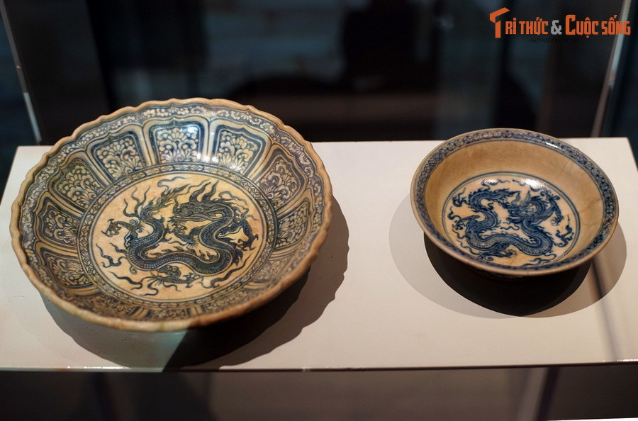 Có giá trị nổi bật trong số đó là những loại đồ gốm trắng mỏng, đồ gốm hoa lam cao cấp trang trí hình rồng chân 5 móng, giữa lòng có chữ “Quan” hay chữ “Kính”, là đồ dành riêng cho nhà vua, gọi là đồ ngự dụng. Ảnh: Các loại đĩa hoa lam ngự dụng thời Lê sơ.