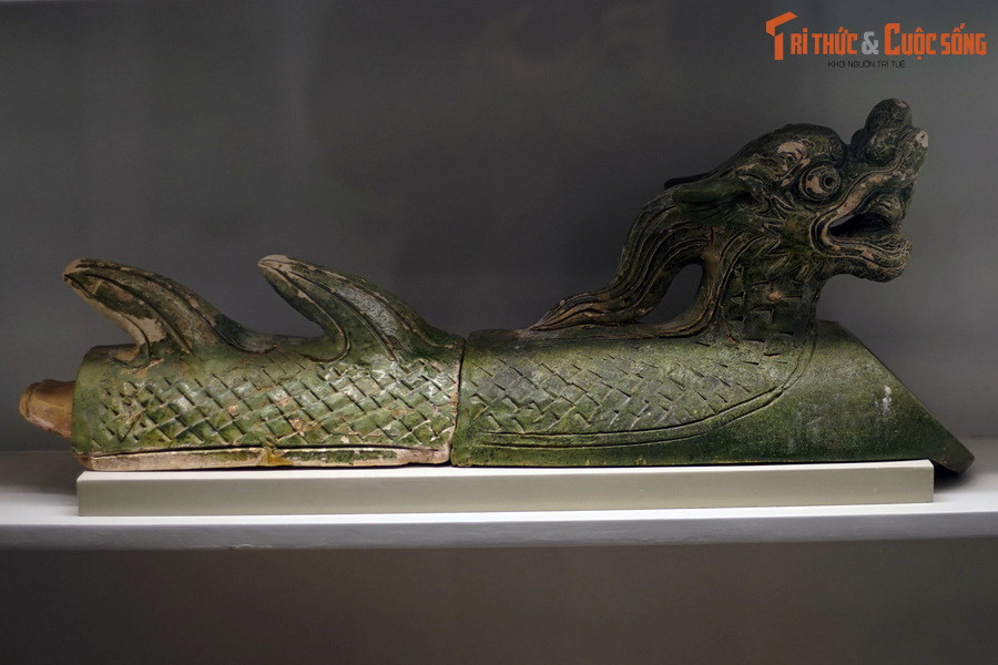 Đây là loại ngói duy nhất có ở Thăng Long, phản ánh tính độc đáo, sáng tạo trong nghệ thuật trang trí kiến trúc Hoàng thành Thăng Long thời Lê Sơ. Ảnh: Ngói ống men xanh tạo hình rồng thời Lê sơ.