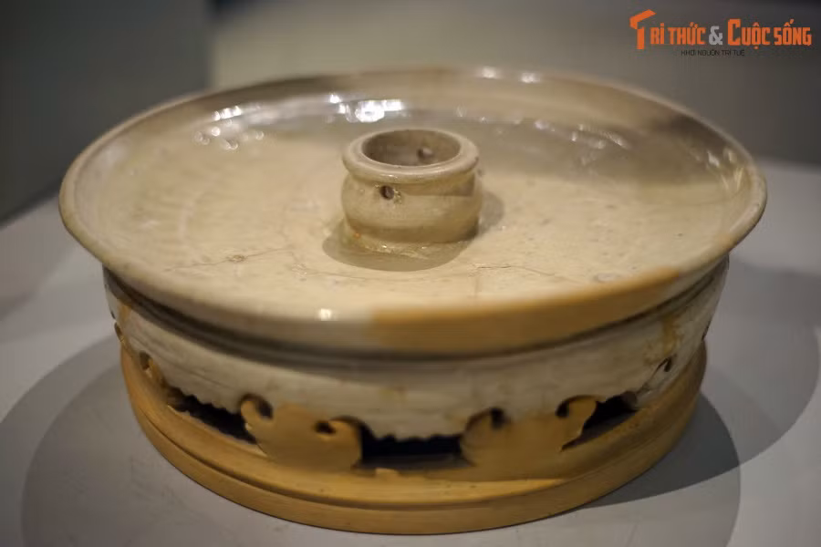 Ngoài ra, khu di tích còn tìm được nhiều loại hình hiện vật đa dạng như bình vôi, dao bổ cau, đĩa đèn, lư hương... phản ánh nhiều nét văn hóa, đời sống trong Hoàng thành Thăng Long thời Lê sơ. Ảnh: Đĩa đèn dầu bằng gốm men trắng thời Lê sơ.