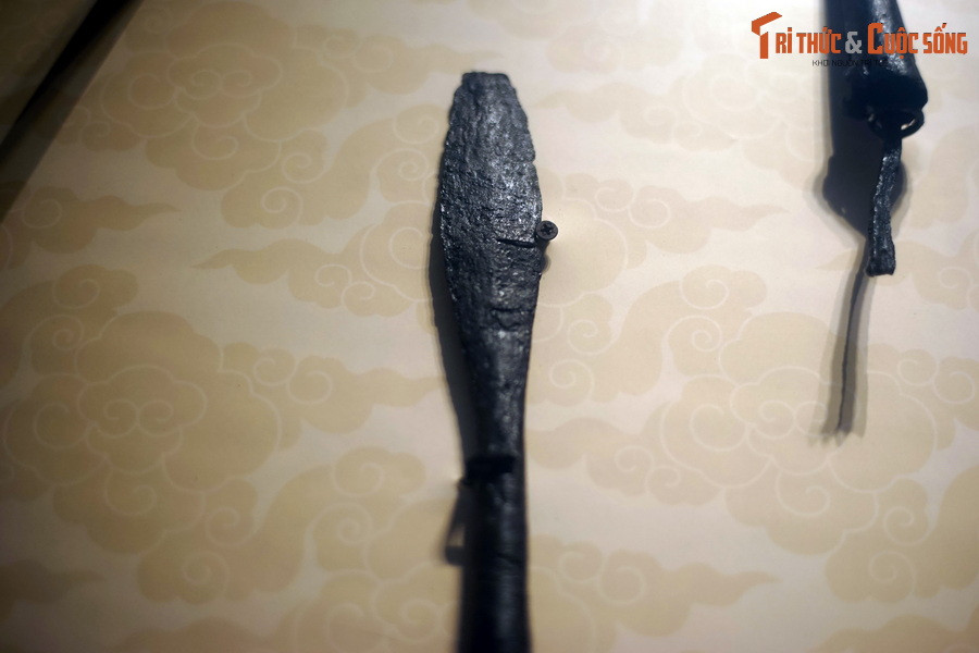 Loại giáo đầu tiên là giáo thân hình búp đa, có đặc điểm là phần mũi gây sát thương hình búp đa, đầu thon nhỏ, thân phình rồi thu lại kéo thành một họng tròn dài.