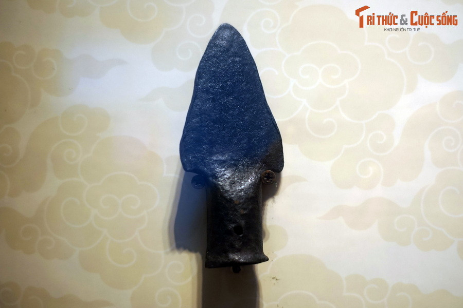 Loại giáo thứ hai là giáo thân hình ngòi bút, có đặc điểm là lưỡi giáo ngắn, thân giáo hình ngòi bút, mũi nhọn, có hai vai gần vuông với họng. Họng tra cán thẳng, đầu họng hơi vê cong vào trong. Mặt cắt ngang thân hình lòng máng hơi cong, mặt các ngang họng hình tròn.