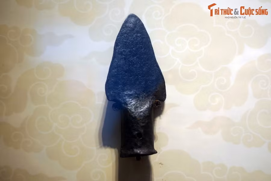 Loại giáo thứ hai là giáo thân hình ngòi bút, có đặc điểm là lưỡi giáo ngắn, thân giáo hình ngòi bút, mũi nhọn, có hai vai gần vuông với họng. Họng tra cán thẳng, đầu họng hơi vê cong vào trong. Mặt cắt ngang thân hình lòng máng hơi cong, mặt các ngang họng hình tròn.