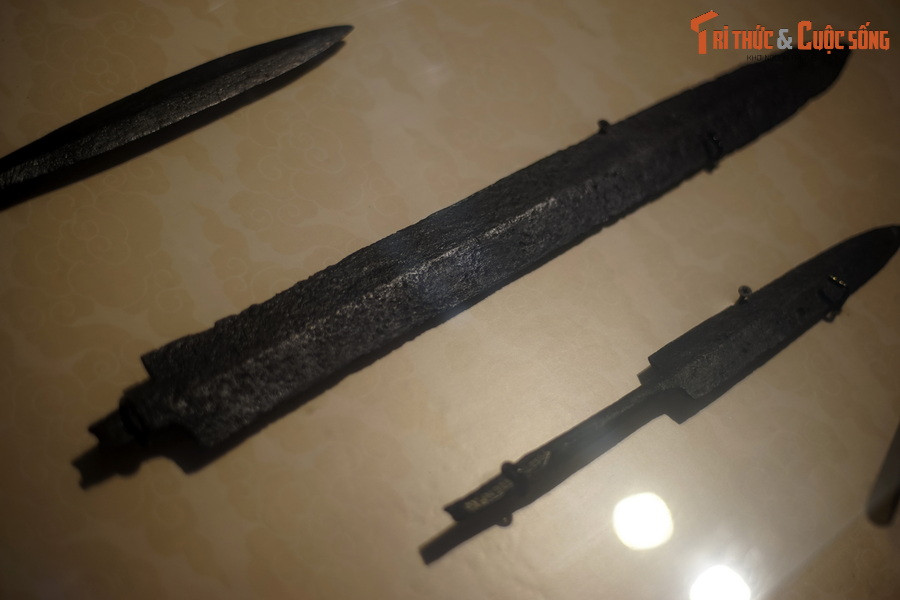 Kiếm là loại vũ khí tuỳ thân thường đeo bên mình của tướng lĩnh cũng như binh sĩ, gồm có kiếm ngắn (đoản kiếm) và kiếm dài (trường kiếm). Theo TS Nguyễn Thị Dơn, chiếc kiếm dài không phải là vũ khí thông thường mà là dùng để khảo thi xếp hạng những võ sĩ hạng nặng.