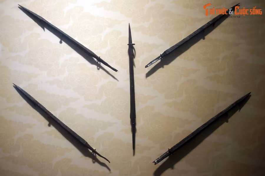 Loại giáo thứ ba là giáo thân có một ngạnh. Đặc điểm: Gồm hai phần, phần thân và chuôi tra cán. Phần thân có tiết diện vuông, phần chuôi to dày nhỏ dần về phía mũi. Cách mũi nhọn 10 cm là một ngạnh nhọn hình chóp nón dài khoảng 1 cm. Phần chuôi có lỗ chốt đinh để cố định cán.