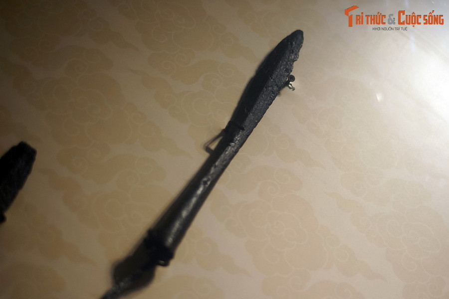 Giáo là loại vũ khí đơn giản nhất trang bị cho cá nhân từng binh sĩ trong quân đội Đại Việt xưa. Cũng như hầu hết các loại vũ khí cận chiến khác, giáo được chế tạo bằng phương pháp rèn, gồm có ba loại.