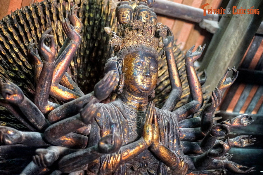 Có niên đại vào năm 1656, tác phẩm làm bằng gỗ phủ sơn với chiều cao là 3,7 mét, tạo hình Quan Âm trong tư thế ngồi thiền định trên tòa sen với 42 cánh tay lớn và 952 cánh tay nhỏ. Trong các tay lớn, hai tay chắp trước ngực, hai tay để trên đùi, các tay lớn còn lại có tư thế đa dạng với bàn tay trong tư thế ấn quyết.