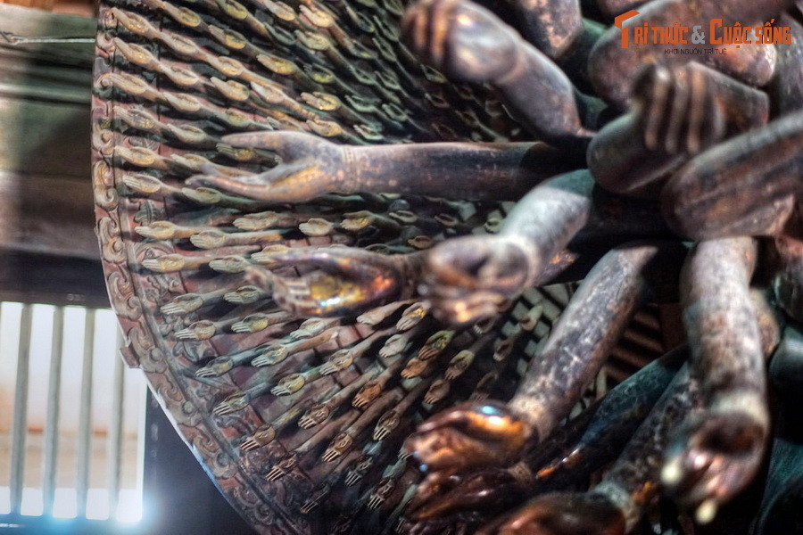 Ở phía sau, hàng trăm cánh tay nhỏ tạo thành nhiều lớp vòng hào quang tỏa ra xung quanh pho tượng. Trong mỗi lòng bàn tay có một con mắt, tượng trưng cho sự giác ngộ.