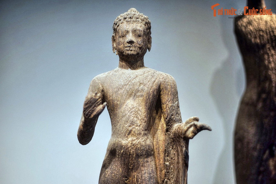 Về tổng thể, tượng được tạc từ một khối gỗ bằng lăng, có chiều cao 134 cm, thể hiện hình ảnh Đức Phật đứng trên đài sen, dáng thanh mảnh, mang những nét đặc trưng của tạo hình tượng Phật trong văn hóa Óc Eo. Tay trái của tượng nắm lấy vạt áo. Tay phải trong tư thế ban phúc.