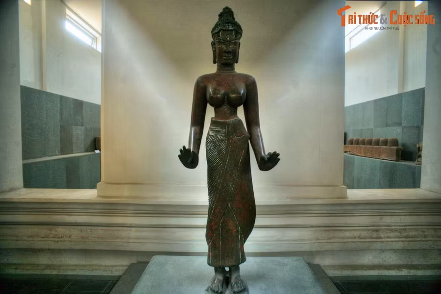  2. Miền Trung: Tượng nữ thần Tara (Bảo tàng Điêu khắc Chăm, Đà Nẵng). Được lưu giữ tại Bảo tàng Điêu khắc Chăm ở Đà Nẵng, Bảo vật quốc gia Tượng nữ thần Tara là một kiệt tác của nền nghệ thuật Champa cổ. Bức tượng được phát hiện vào năm 1978 tại di tích Phật viện Đồng Dương ở huyện Thăng Bình, tỉnh Quảng Nam.