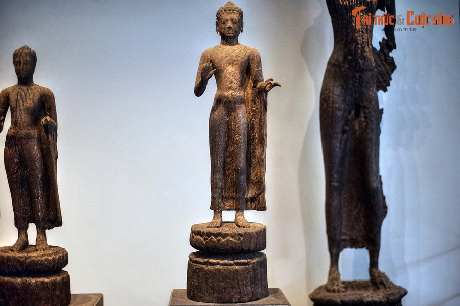  3. Miền Nam: Tượng Phật Bình Hòa (Bảo tàng Lịch sử TP HCM). Bảo vật quốc gia Tượng Phật Bình Hòa được tìm thấy ở Bình Hòa, Long An, có niên đại từ thế kỷ 3-4 SCN. Đây là một trong những tượng Phật bằng gỗ cổ nhất được tìm thấy ở Việt Nam và khu vực Đông Nam Á.