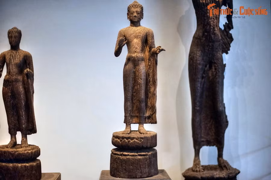  3. Miền Nam: Tượng Phật Bình Hòa (Bảo tàng Lịch sử TP HCM). Bảo vật quốc gia Tượng Phật Bình Hòa được tìm thấy ở Bình Hòa, Long An, có niên đại từ thế kỷ 3-4 SCN. Đây là một trong những tượng Phật bằng gỗ cổ nhất được tìm thấy ở Việt Nam và khu vực Đông Nam Á.