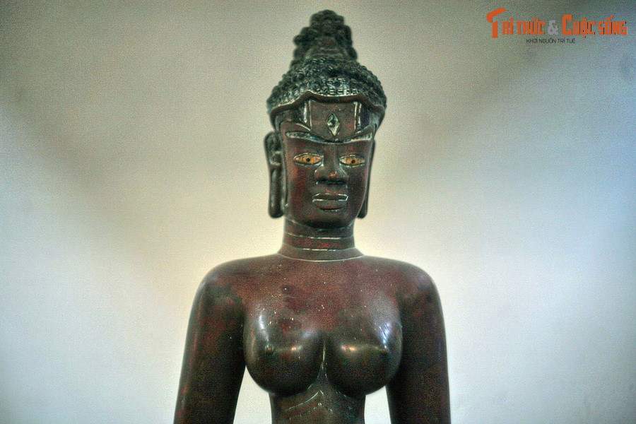 Tượng có niên đại vào thế kỷ 9, đầu thế kỷ 10, được đúc bằng đồng, cao 129,3 cm, thể hiện hình ảnh người phụ nữ ngực trần, toát lên một phong cách mỹ thuật rất phóng khoáng. Bầu ngực tượng nữ thần được thể hiện tròn căng đầy sức sống phồn thực, ẩn chứa mong muốn về một cuộc sống no đủ, bình yên và hạnh phúc.