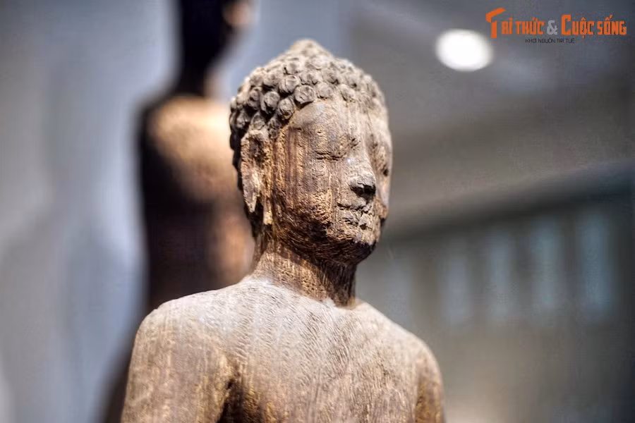 Khuôn mặt tượng mang đầy vẻ an nhiên tự tại, tóc dạng xoắn ốc, đỉnh đầu có unisa (nhục khấu). Trong các tượng Phật gỗ của văn hóa Óc Eo được công nhận là Bảo vật quốc gia, đây là tượng có khuôn mặt nguyên vẹn nhất.
