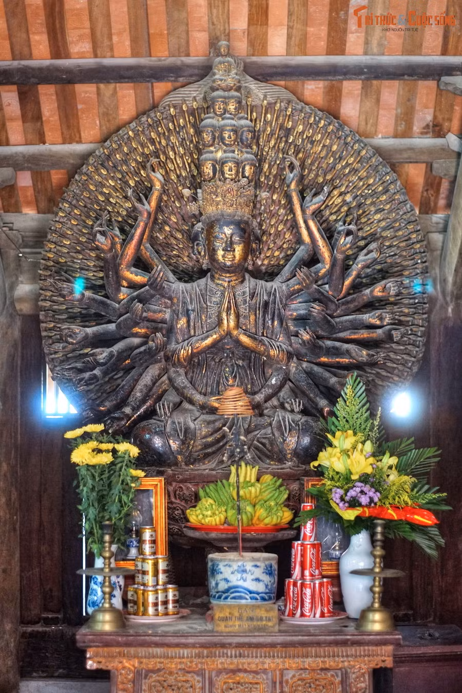  1. Miền Bắc: Tượng Quan Âm Bồ Tát thiên thủ thiên nhãn (chùa Bút Tháp, Bắc Ninh). Chùa Bút Tháp (Thuận Thành, Bắc Ninh) là nơi lưu giữ tác phẩm điêu khắc cổ được đánh giá là tinh xảo bậc nhất Việt Nam. Đó là Bảo vật quốc gia Tượng Quan Âm Bồ Tát thiên thủ thiên nhãn.