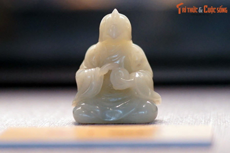 Hình tượng gà (Dậu) trong bộ tượng 12 con giáp bằng đá ngọc, hiện vật cung đình triều Nguyễn, niên đại cuối thế kỷ 19 đầu thế kỷ 20, hiện vật của Bảo tàng Lịch sử quốc gia.