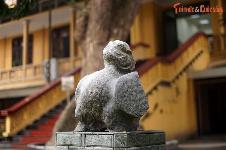 Tượng chim Chu Tước, linh vật nằm trong bộ tượng bốn thần thú cổ xưa (gồm Thanh Long, Bạch Hổ, Chu Tước, Huyền Vũ) có từ thời Trần (thế kỷ 13), thu thập ở lăng Trần Thủ Độ (Hưng Hà, Thái Bình), hiện vật của Bảo tàng Lịch sử quốc gia.